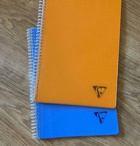 Cahier A4 petits carreaux spirales